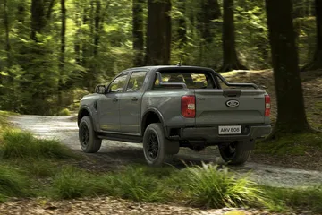 Ford Ranger avanzando por un camino forestal, destacando su capacidad off-road