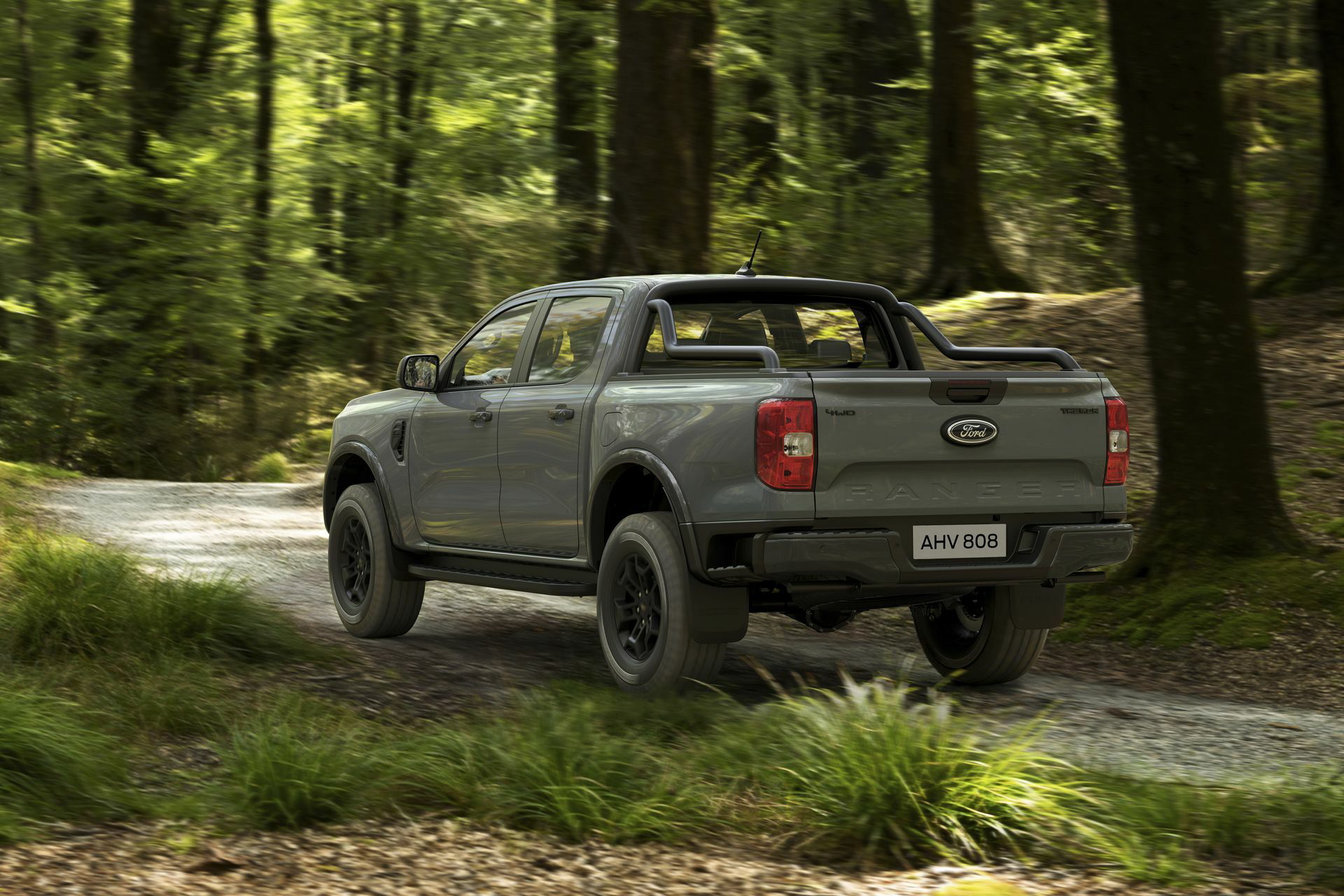 Ford Ranger avanzando por un camino forestal, destacando su capacidad off-road
