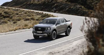 Vista dinámica del Ford Ranger explorando una carretera en la montaña.
