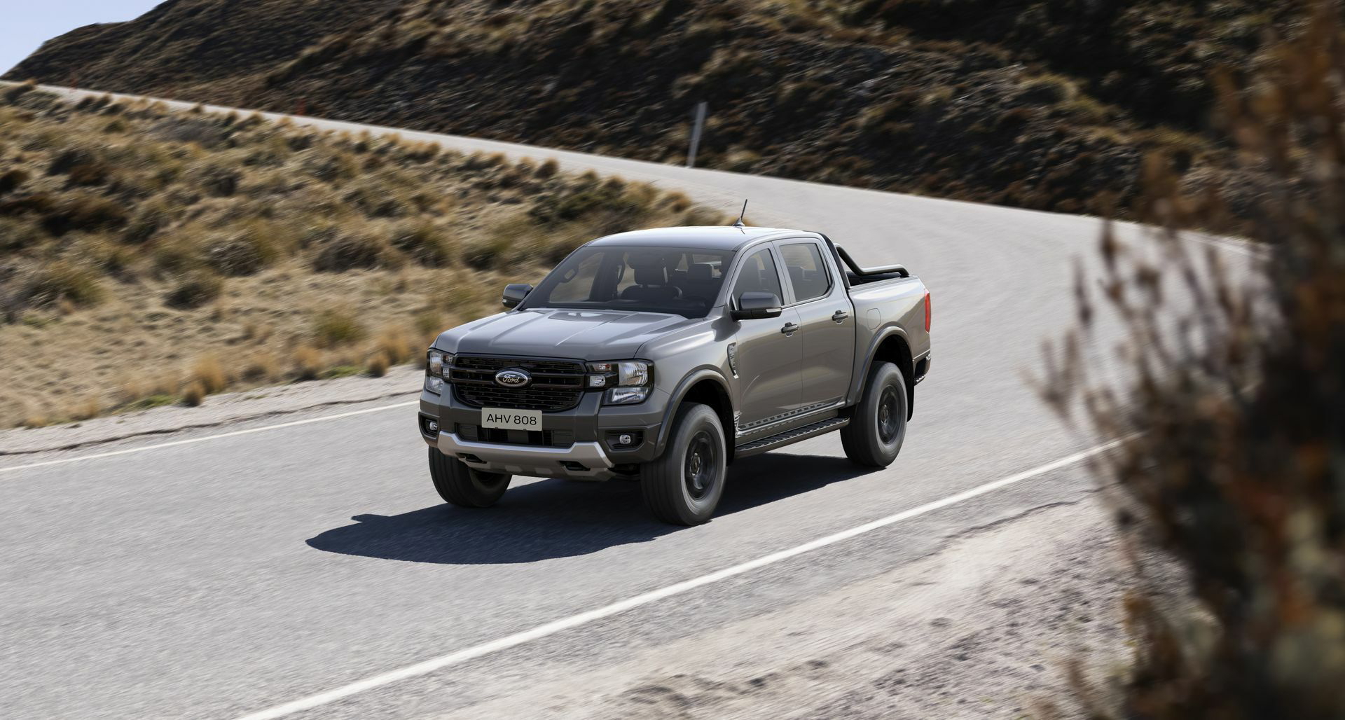 Vista dinámica del Ford Ranger explorando una carretera en la montaña.