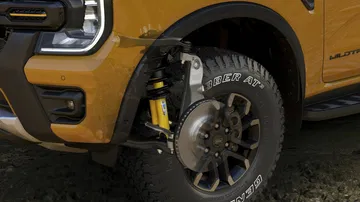 Vista detallada de la llanta del Ford Ranger Raptor, robustez que define su carácter todoterreno.