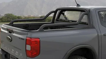 Vista lateral y trasera del Ford Ranger, destacando su robustez y diseño. Vista lateral y trasera del Ford Ranger, destacando su robustez y diseño.