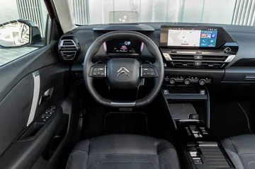 Vista del habitáculo con énfasis en el diseño de asientos y ergonomía.