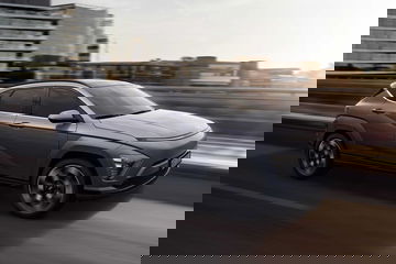 Vista lateral del Hyundai Kona en movimiento reflejando su dinamismo urbano.