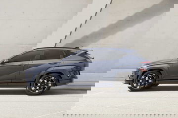 Vista lateral del Hyundai Kona, mostrando líneas aerodinámicas.
