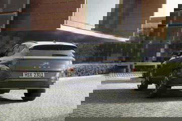 Vista en ángulo que muestra la zona trasera y lateral del Hyundai Kona.