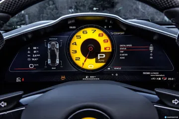 Vista del cuadro de instrumentos con acabados de alta calidad y diseño deportivo.