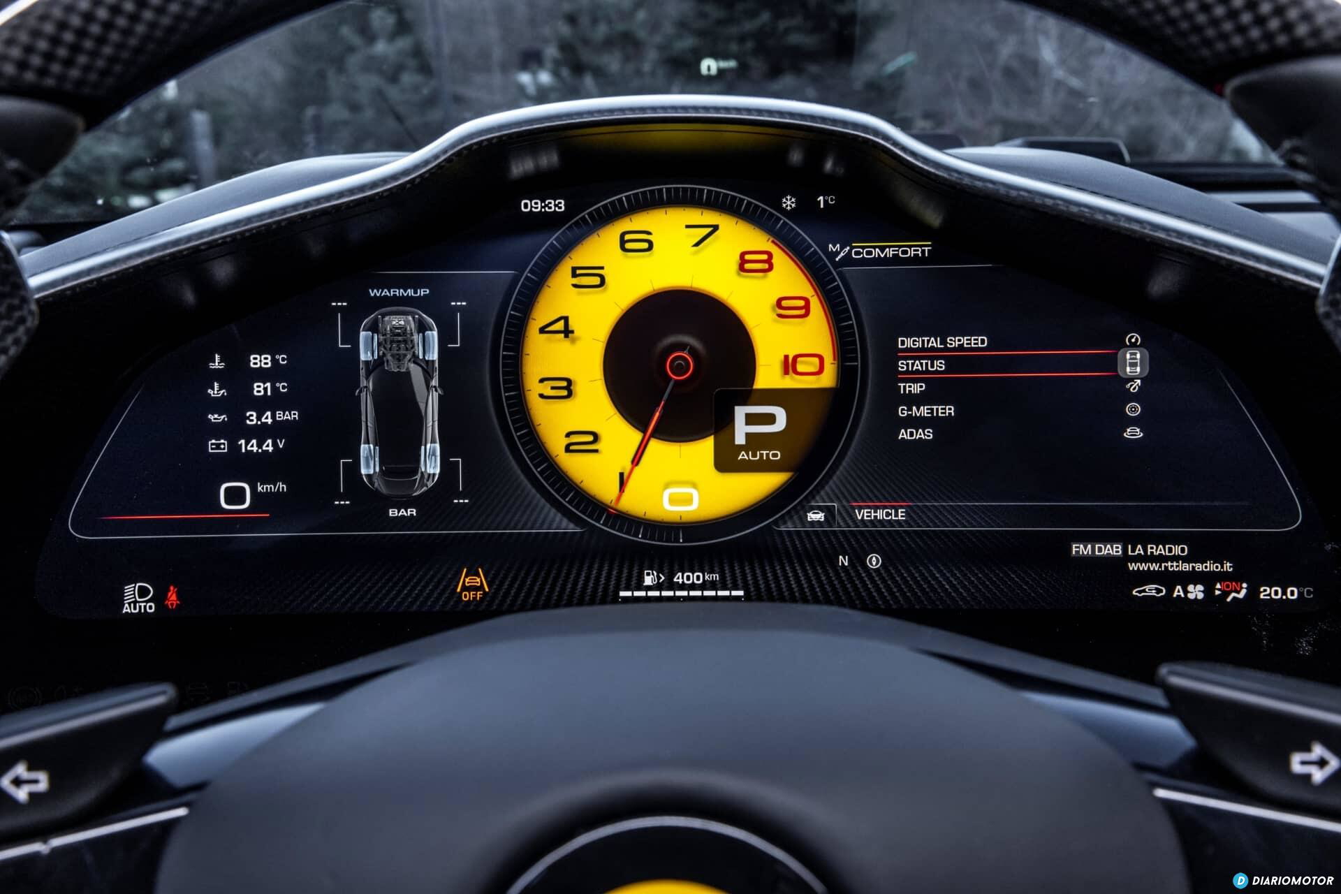 Vista del cuadro de instrumentos con acabados de alta calidad y diseño deportivo.