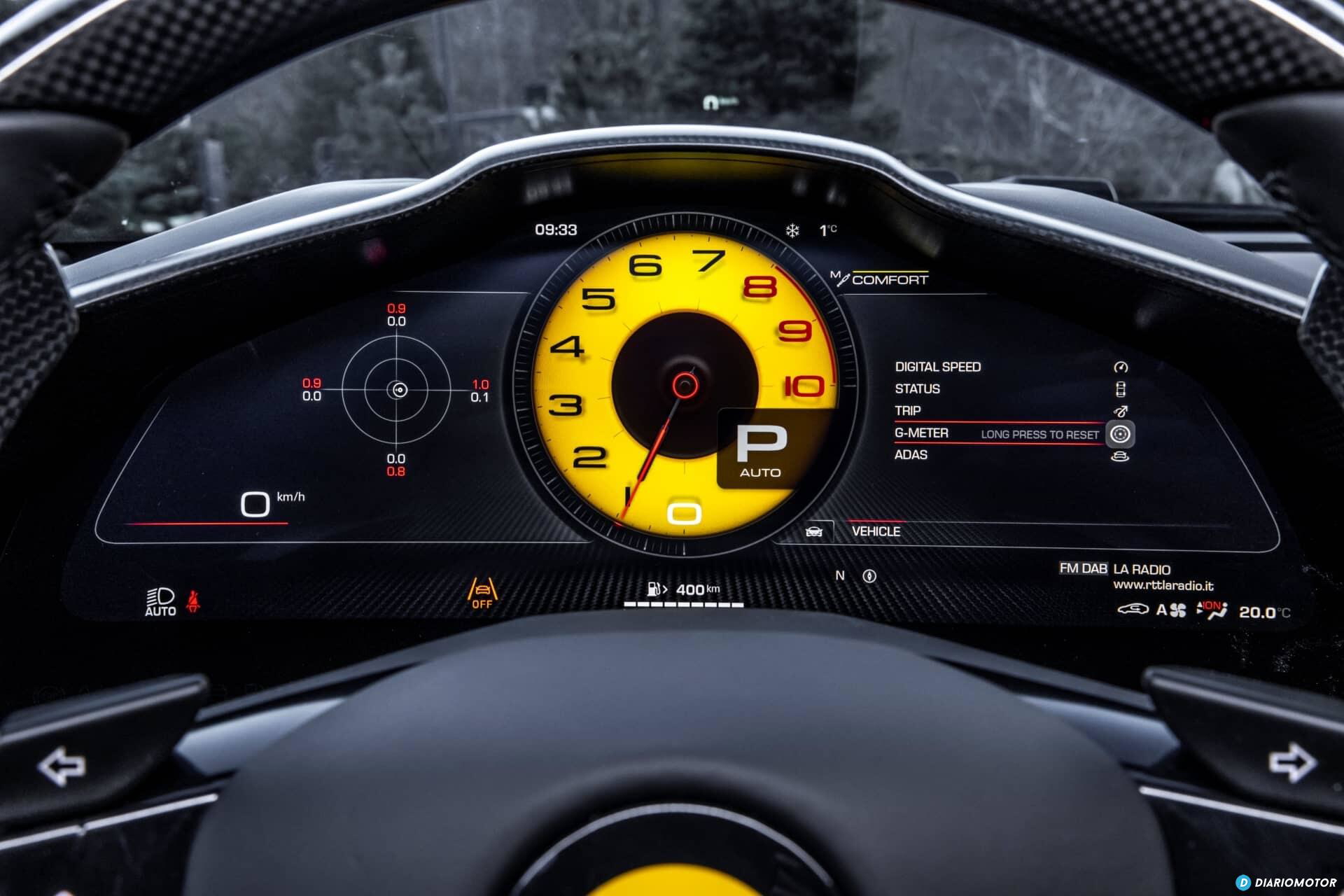 Vista del cuadro de instrumentos con detalles exclusivos de Ferrari.