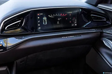 Vista detallada del cuadro de instrumentos digital del Ferrari Purosangue.