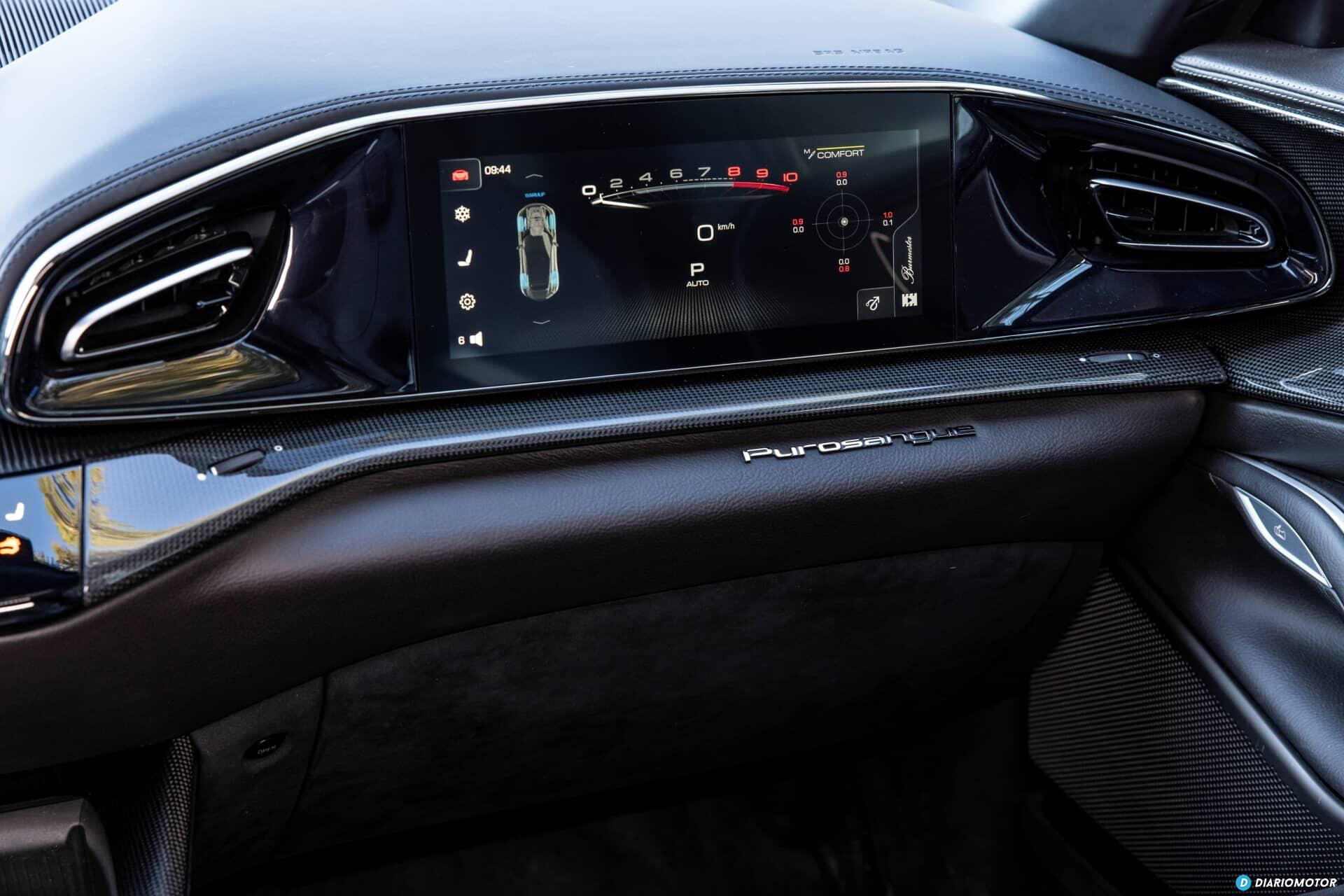 Vista detallada del cuadro de instrumentos digital del Ferrari Purosangue.