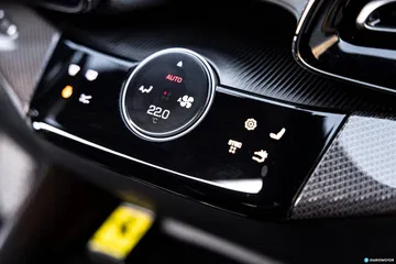 Vista cercana del sistema de control del Ferrari Purosangue.