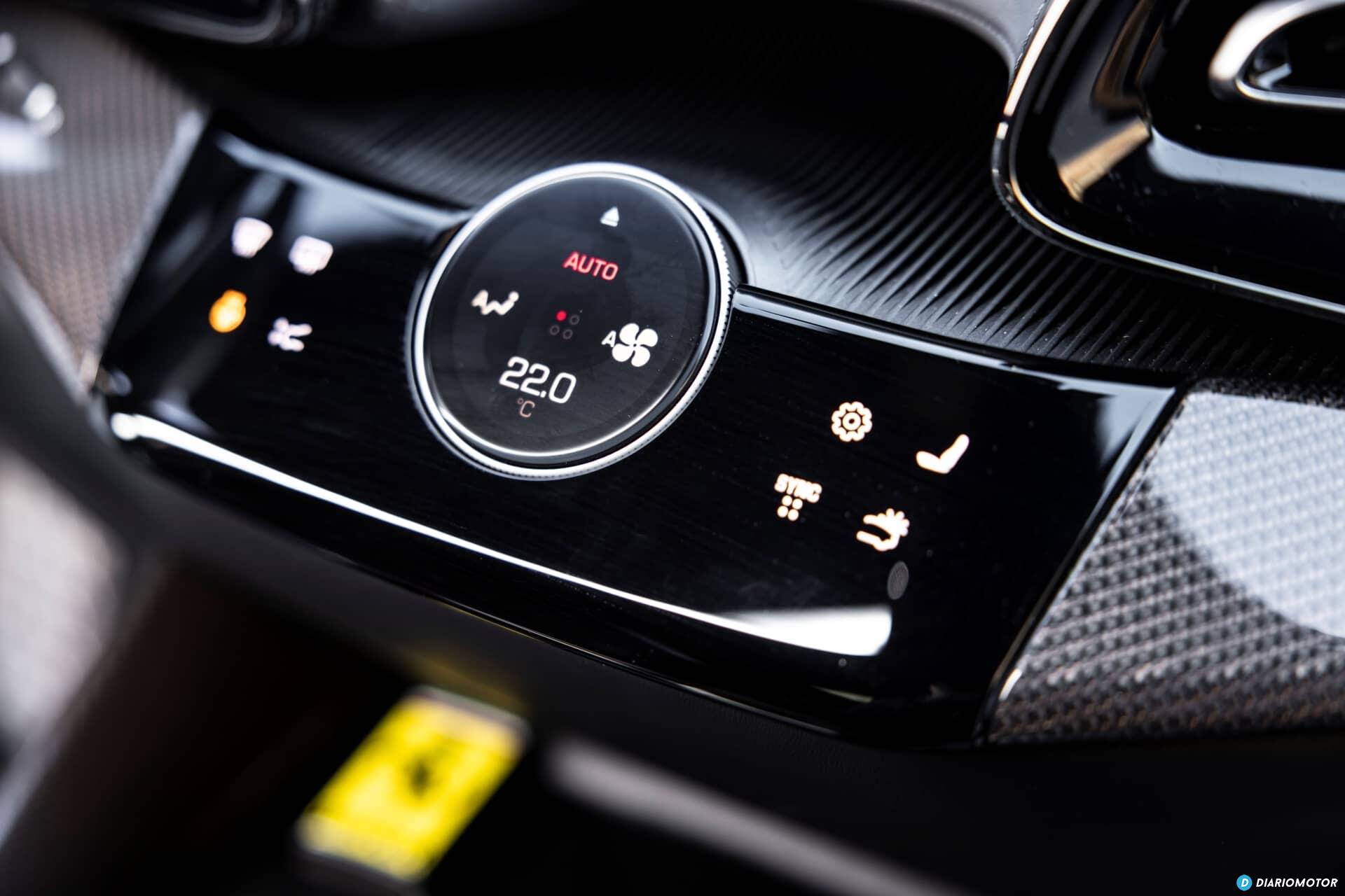 Vista cercana del sistema de control del Ferrari Purosangue.