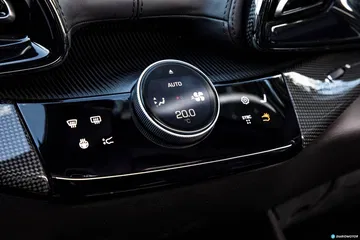 Panel de instrumentos digital del Ferrari Purosangue con diseño sofisticado.