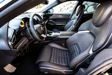 Vista lateral que muestra los asientos de cuero detalladamente.