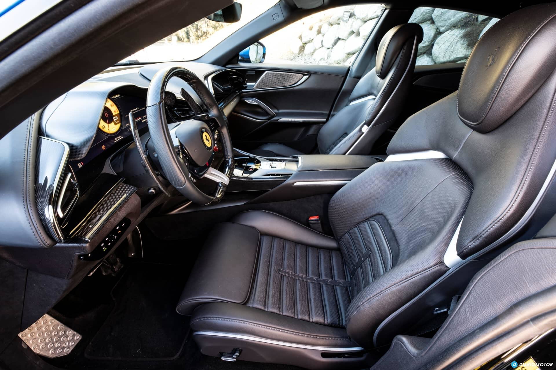 Vista lateral que muestra los asientos de cuero detalladamente.