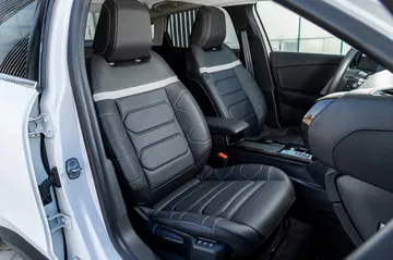 Vista de los asientos delanteros y tapicería del Citroën C4 X.