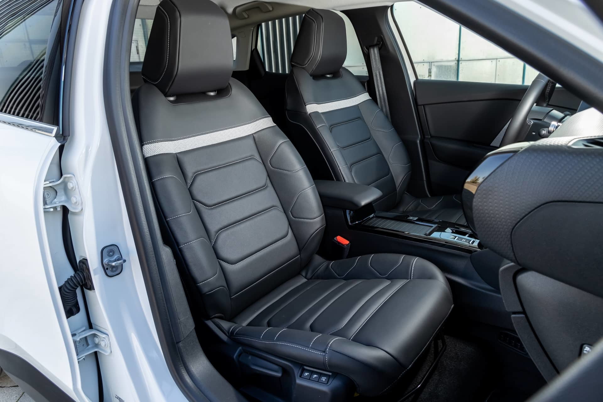 Vista de los asientos delanteros y tapicería del Citroën C4 X.