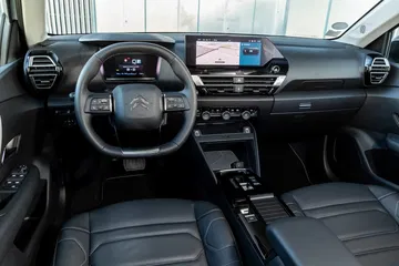 Vista del volante y parte del salpicadero del Citroën C4 X.