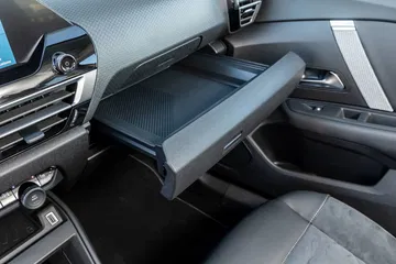 Consola central del Citroën C4 X con pantalla táctil y mandos.