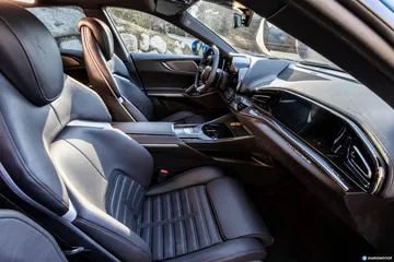 Visión detallada del acabado en cuero de los asientos delanteros.