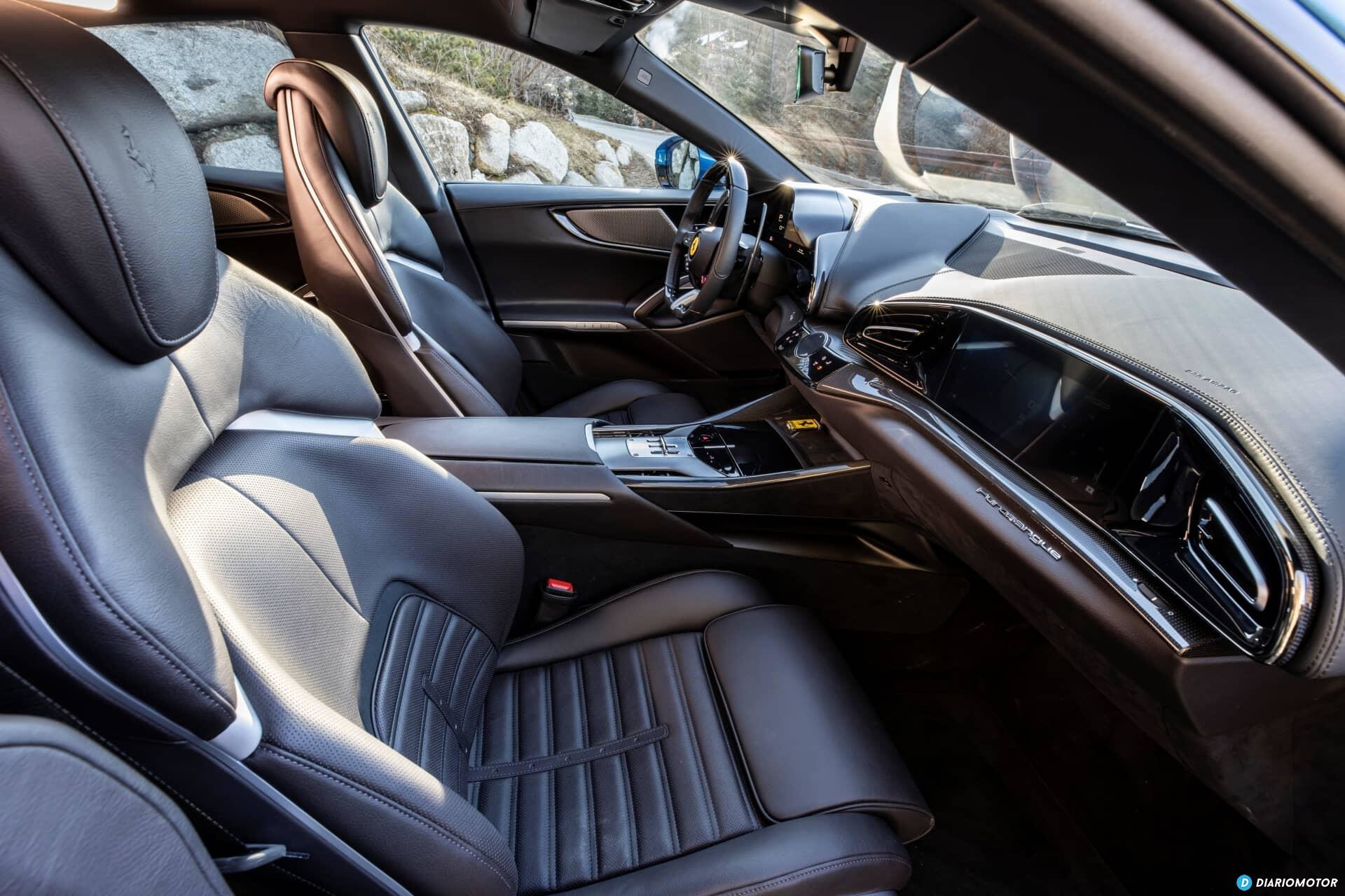 Visión detallada del acabado en cuero de los asientos delanteros.