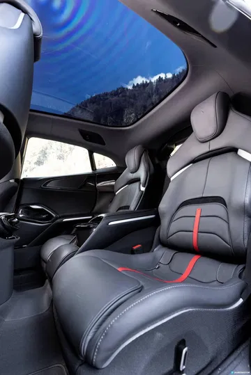 Vista lateral de los asientos de cuero con costuras rojas distintivas del Ferrari Purosangue.