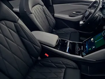 Vista del habitáculo que muestra los asientos de cuero y consola central del Ford Explorer.