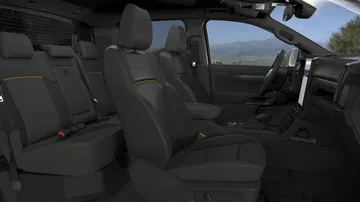 Vista interior del Ford Ranger destacando la calidad y diseño de los asientos.