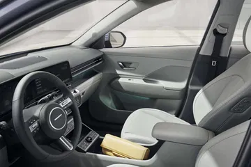 Vista lateral interna destacando comodidad y diseño de asientos.