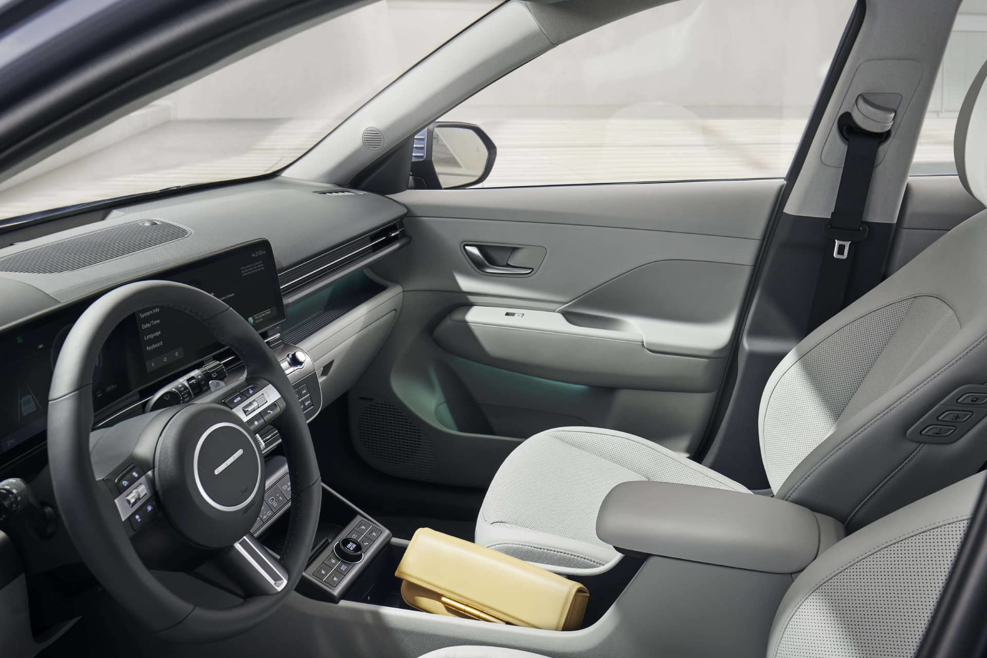 Vista lateral interna destacando comodidad y diseño de asientos.