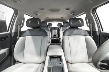 Vista de los asientos traseros del KIA EV9, amplios y con acabados modernos.
