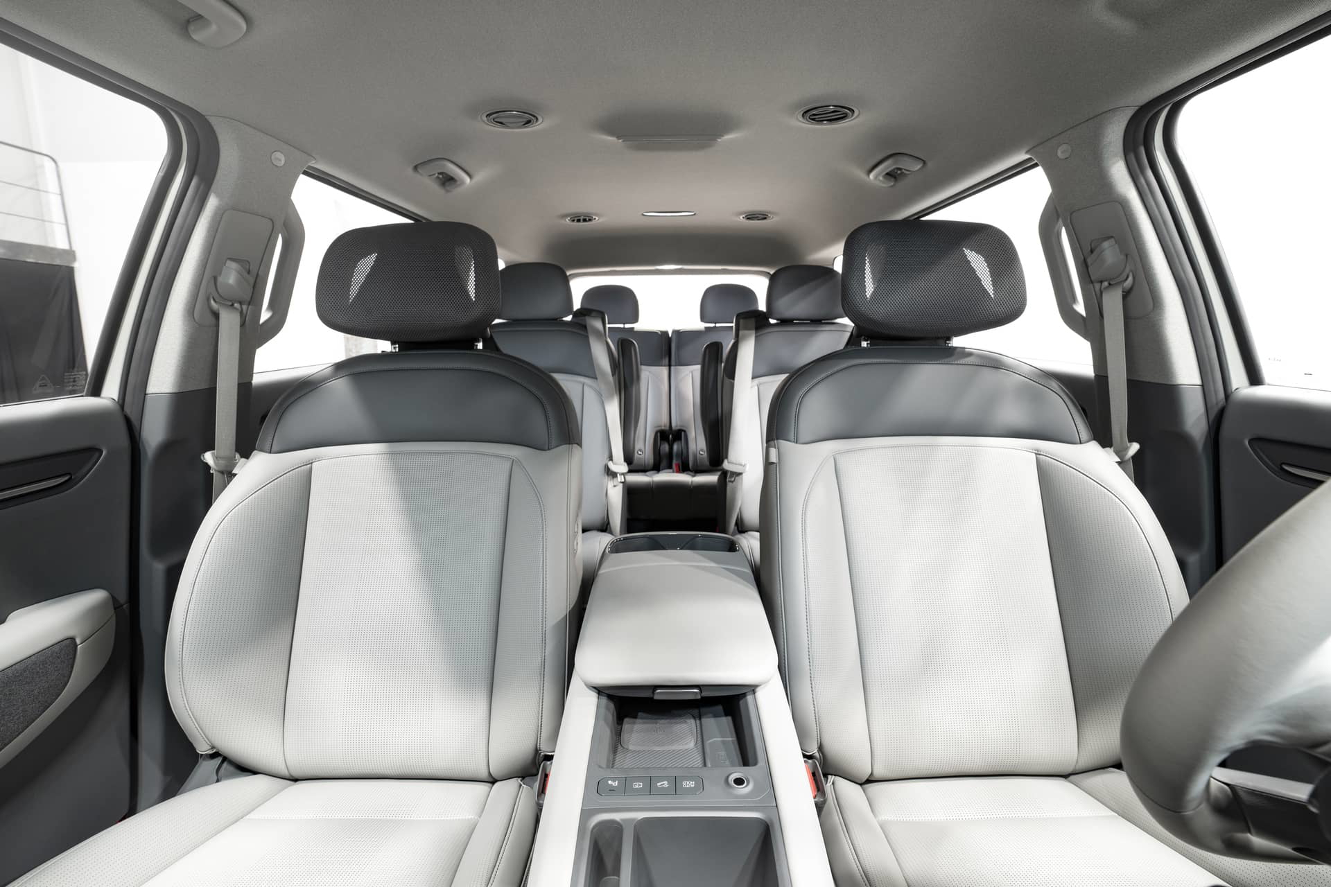Vista de los asientos traseros del KIA EV9, amplios y con acabados modernos.