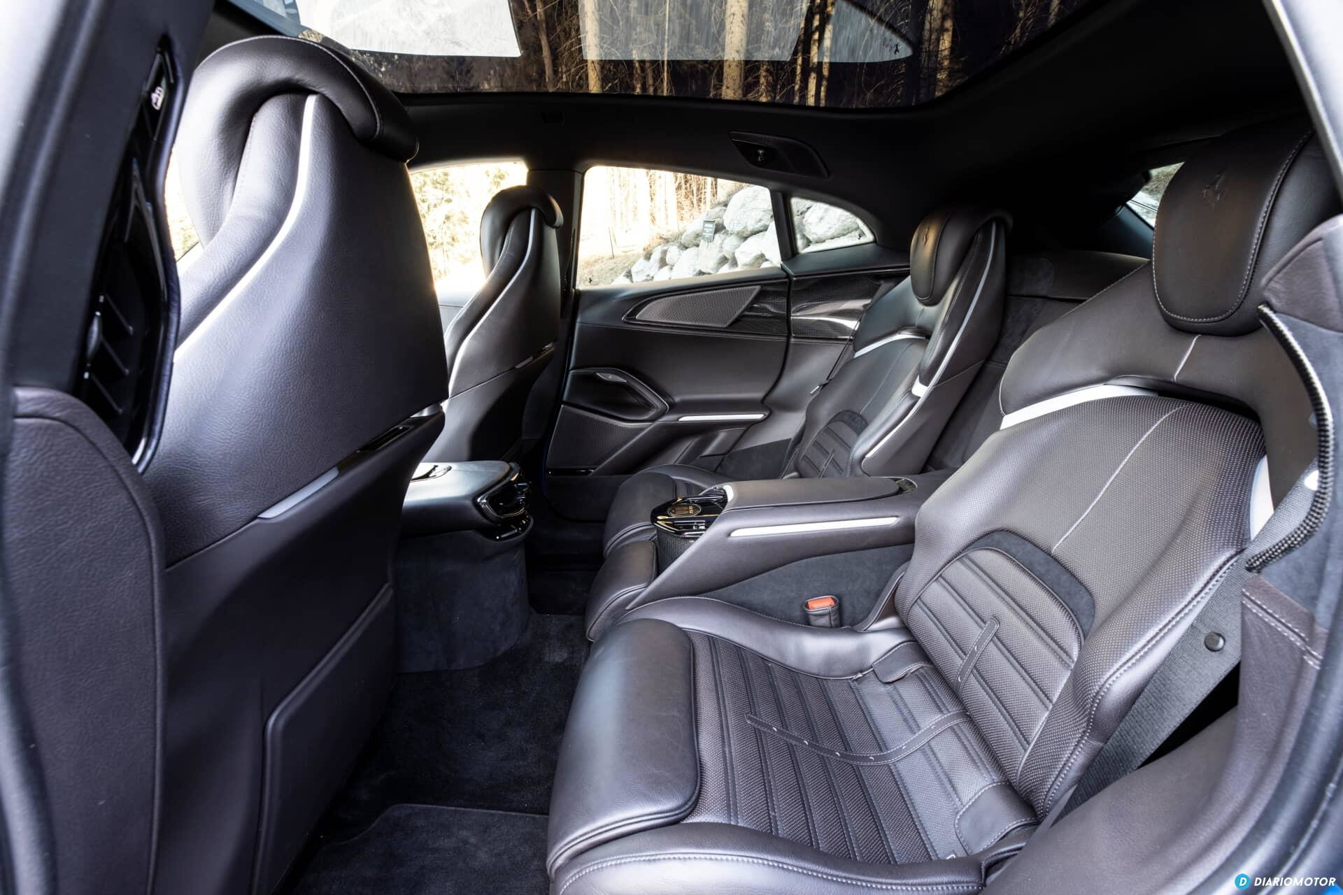 Vista de los asientos de cuero con acabado premium del Ferrari Purosangue.