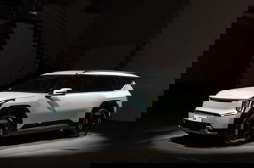 Vista lateral del KIA EV9, destacando su diseño moderno y líneas elegantes.