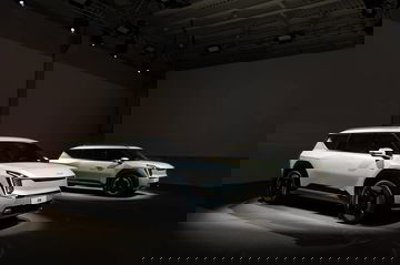 Vista lateral nocturna del KIA EV9 mostrando su perfil robusto y aerodinámico.