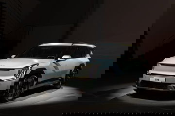 Vista angular del KIA EV9, destacando su diseño futurista y líneas robustas.