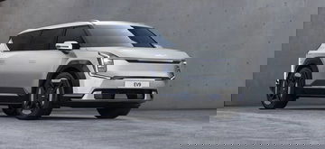 Vista lateral del KIA EV9, destacando su diseño futurista y perfil robusto.
