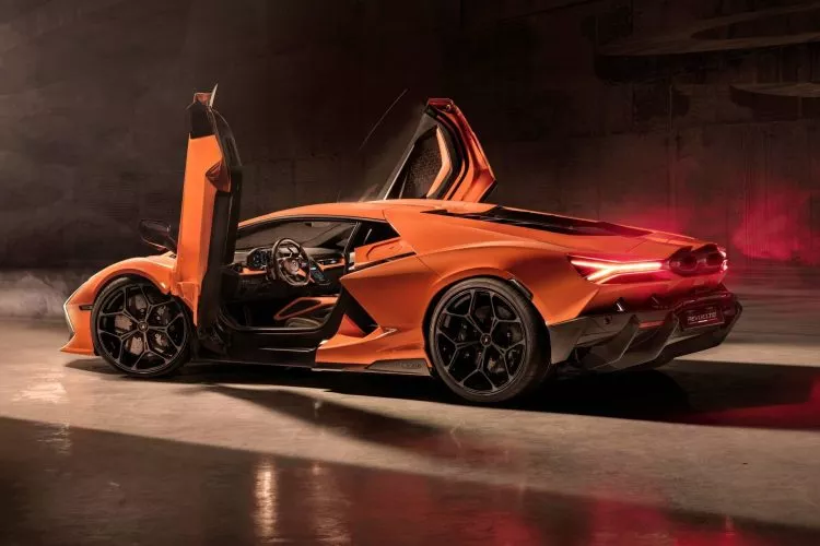 Lamborghini Revuelto 2023 01