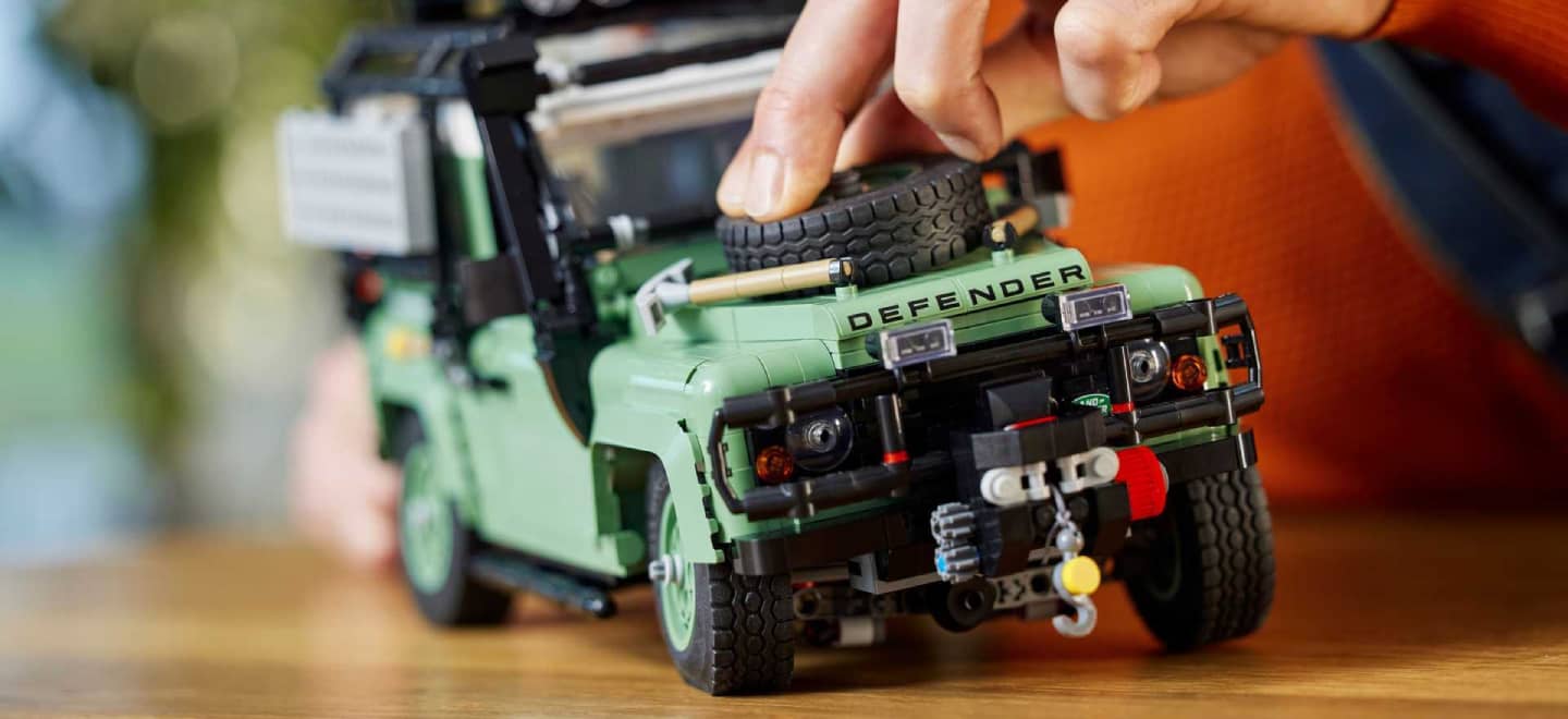 LEGO toca la fibra de los más nostálgicos con su nuevo lanzamiento: un Land  Rover Defender 90 plagado de detalles | Diariomotor