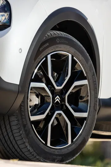 Vista cercana de la llanta del Citroën C4 X, destacando su diseño y acabado.