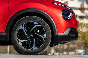 Vista cercana de la llanta de aleación con diseño exclusivo del Citroën C4 X.