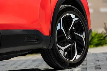 Vista cercana de la llanta de aleación del Citroën C4 X, destacando su diseño.