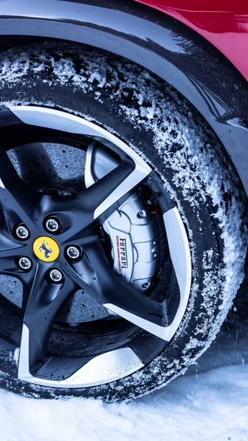 Llanta del Ferrari Purosangue con detalle de los frenos y neumático en la nieve.