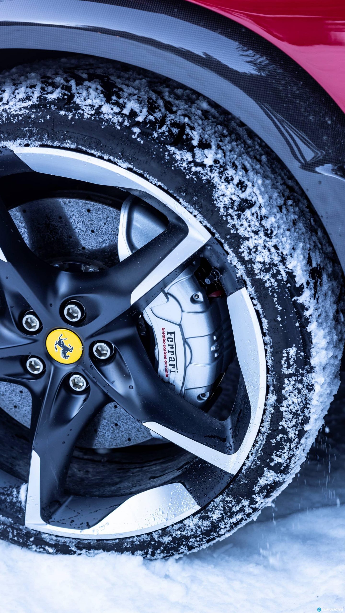 Llanta del Ferrari Purosangue con detalle de los frenos y neumático en la nieve.