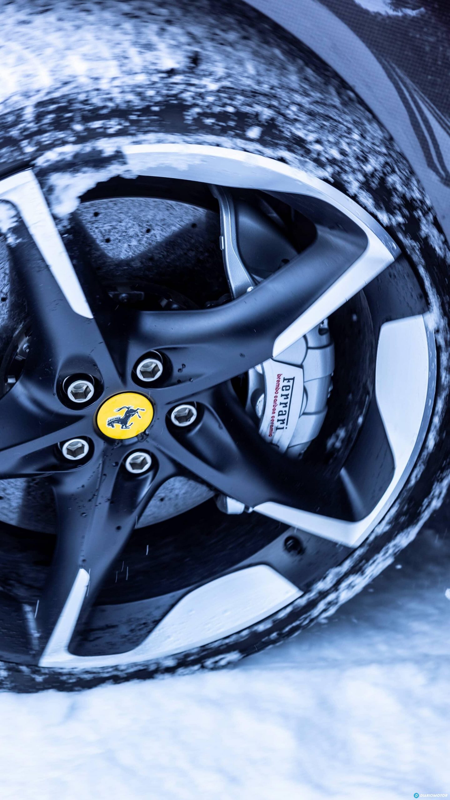 Llanta de Ferrari Purosangue destacando su diseño y el logo central.