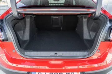 Vista del maletero Citroën C4 X, destacando su capacidad y acabados.