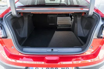 Vista del amplio maletero del Citroën C4 X, ideal para equipaje voluminoso.