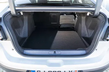 Vista amplia del maletero del Citroën C4 X, mostrando su capacidad y acabados.