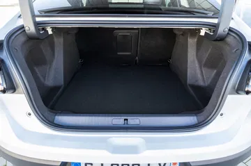 Vista del maletero del Citroën C4 X, destacando su amplitud y capacidad de carga.
